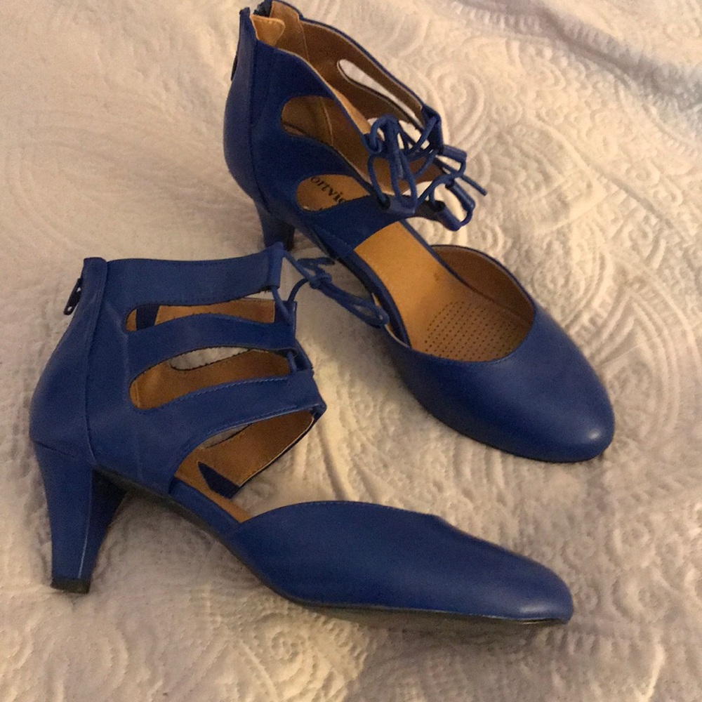 Bright blue tie-front pumps